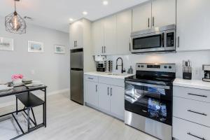 Η κουζίνα ή μικρή κουζίνα στο Renovated professional design, grill lake view!