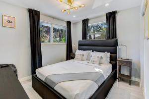 Ένα ή περισσότερα κρεβάτια σε δωμάτιο στο Renovated professional design, grill lake view!