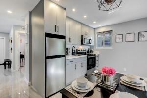 Η κουζίνα ή μικρή κουζίνα στο Renovated professional design, grill lake view!