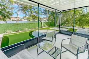 Bazén v ubytování Renovated professional design, grill lake view! 1 nebo v jeho okolí