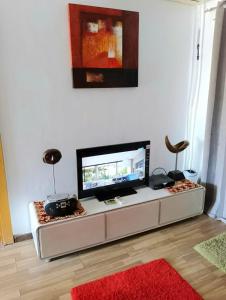 TV a/nebo společenská místnost v ubytování Шале Stella di mare Makadi Хургада