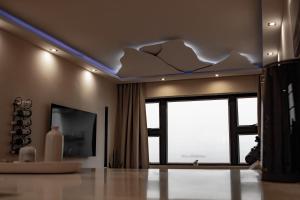 a room with a ceiling that has a hole in it at Seacret Whale in Bloubergstrand
