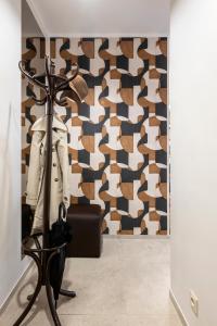 een hal met een muur met een geometrisch patroon bij Apartament Paparazzi in Warschau