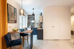 een keuken met een houten tafel en blauwe kasten bij Apartament Paparazzi in Warschau +10 foto's
