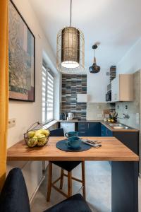 een keuken met een houten tafel en een fruitschaal bij Apartament Paparazzi in Warschau
