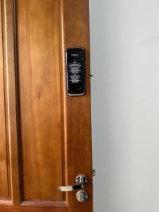 a door with a cell phone on top of it at Apartamento studio térreo in Balneário Camboriú