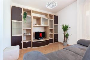 Телевизор и/или развлекательный центр в Una Finestra Sulle Montagne