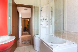 Ванная комната в Una Finestra Sulle Montagne +21 фотография