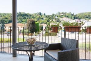 a table and two chairs on a balcony with a view at Una Finestra Sulle Montagne in Albavilla