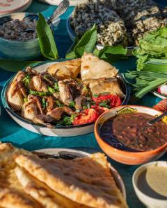 una mesa cubierta con platos de comida y tazones de comida en Chalet Bakhmaro en Chʼkhakoura