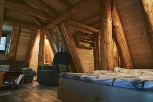 una camera da letto con un letto e sedie in una baita di tronchi di Domček v pieninach . a Majere