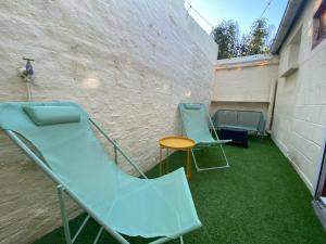 - une terrasse avec 2 chaises et une table dans l'établissement Maison de Charme - 4 Chambres - Courette & Parking Gratuit, à Amiens