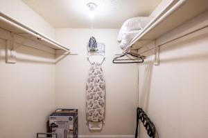 een stropdas hangend aan een muur in een kast bij Entire Place King Bed Washer Dryer Fast WiFi 2 Cars #509 in Fort Worth