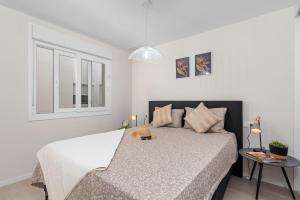 Habitación blanca con cama y ventana en Luxury Town Apartment, en Los Lorcas