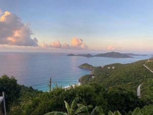 uma vista para o oceano com ilhas à distância em SummervilleBVI em Great Mountain