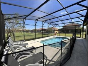 Bazén v ubytování 5 Bedroom House in a Golf resort community near Disney Parks & Universal Studios nebo v jeho okolí