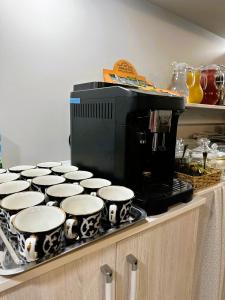 un bancone della cucina con piano cottura, pentole e padelle di Bobosh Boutique a Bukhara