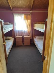 سرير بطابقين أو أسرّة بطابقين في غرفة في Alma Patagona Hostel