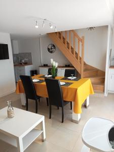 une salle à manger avec une table et des chaises jaunes dans l'établissement T3 Duplex tout confort, à Toulouse