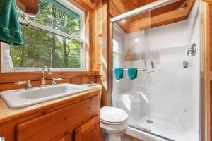 Un baño con ducha, lavabo e inodoro. en Wildlife Haven Retreat, en Evart 35 fotos más