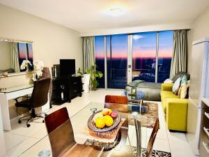 una sala de estar con una mesa con un bol de fruta. en Sea&Mountain view by Caline VIP en Ciudad del Cabo