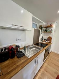 a kitchen with a sink and a counter top at Pause Trouvillaise, 3 pièces centre ville, 45m² in Trouville-sur-Mer
