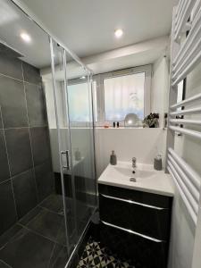 濱海圖維列的住宿－Pause Trouvillaise, 3 pièces centre ville, 45m²，带淋浴和盥洗盆的浴室