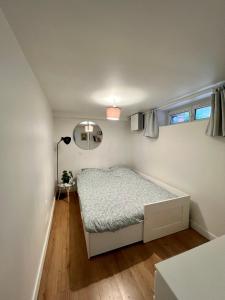 um pequeno quarto com uma cama e uma janela em Pause Trouvillaise, 3 pièces centre ville, 45m² em Trouville-sur-Mer