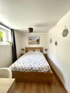 um quarto com uma cama num quarto em Pause Trouvillaise, 3 pièces centre ville, 45m² em Trouville-sur-Mer