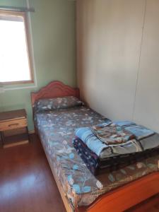 Un pat sau paturi într-o cameră la Alma Patagona Hostel