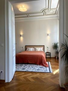 a bedroom with a bed with a red blanket at MyLivingOne I Friedrich I - Luxus-Apartment in Mannheim