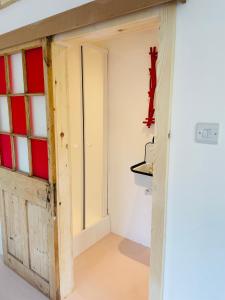 um quarto com uma porta e uma cruz na parede em High spec studio cabin-Farnham centre em Farnham