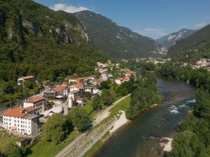 una vista aérea de una ciudad junto a un río en Contra' Contarini, en Campolongo Sul Brenta