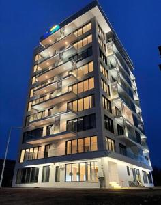 un grand bâtiment avec de nombreuses fenêtres la nuit dans l'établissement Blue Apartment Mamaia Nord, à Mamaia