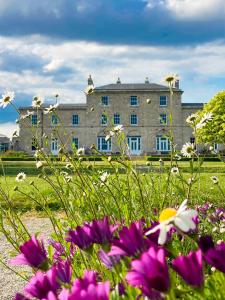 un gran edificio con flores delante en 9 Admiralty House Stunning Luxury Apartment with free parking, en Plymouth