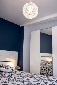 Un dormitorio con una cama y un espejo grande. en Au Coeur du Village Bassillac Périgueux, en Bassillac