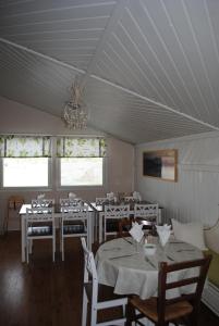 ห้องอาหารหรือที่รับประทานอาหารของ Haltinmaa Cottages