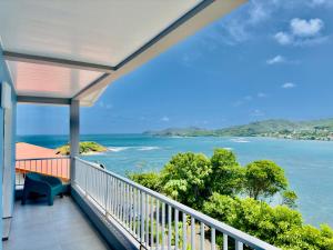 balcón con vistas al océano en Sublime Villa Piscine - Trésor de la Baie, en La Trinité
