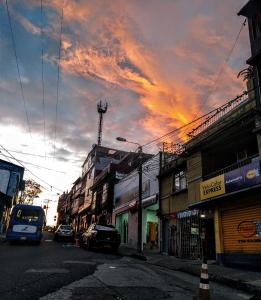 una calle de la ciudad con un cielo nublado al atardecer en My second house en Manizales