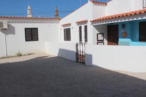 una casa blanca con una puerta delante de ella en Recanto do Sol, en Hortas