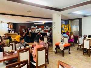 eine Gruppe von Personen, die in einem Restaurant an Tischen sitzen in der Unterkunft HOTEL PRIMAVERA BOUTIQUE in San Pedro Sula