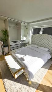1 dormitorio con 1 cama grande con marco blanco en Luxus Neubau 65m2 City Wohnung - L, en Múnich