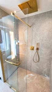 Un baño de Luxus Neubau 65m2 City Wohnung - L