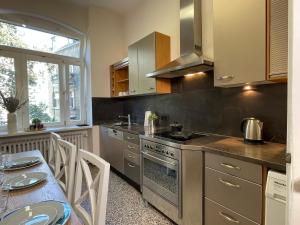 a kitchen with a table and a stove top oven at MyLivingOne I Friedrich I - Luxus-Apartment in Mannheim