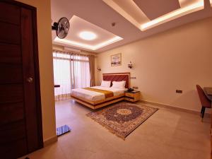 sypialnia z łóżkiem i dywanem w obiekcie Dreamland Hotel w mieście Arua