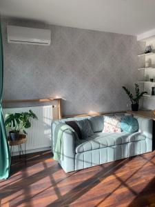 - un salon avec un canapé dans l'établissement Stylowy Apartament przy Manufakturze w samym centrum Łodzi, à Łódź