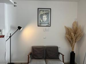 LX Lisboa Cozy studio في لشبونة: غرفة معيشة مع أريكة وصورة على الحائط