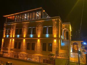 een groot bakstenen gebouw met 's nachts verlichting bij Rustic Caves Hotel in Goreme