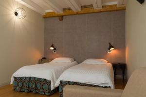 two beds sitting next to each other in a room at Contra' Contarini in Campolongo Sul Brenta