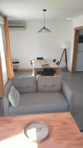 uma sala de estar com um sofá e uma mesa em Maison proche du centre ville em Cosne-Cours-sur-Loire